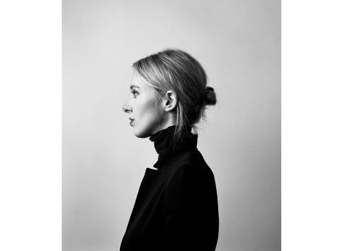 迷人的年轻女富翁与神一般的血检颠覆者Theranos